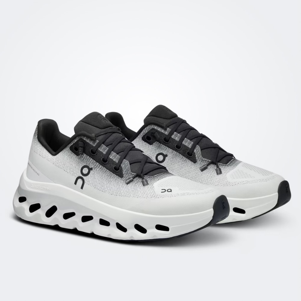 On Running Cloud Tilt in Black and Ivory